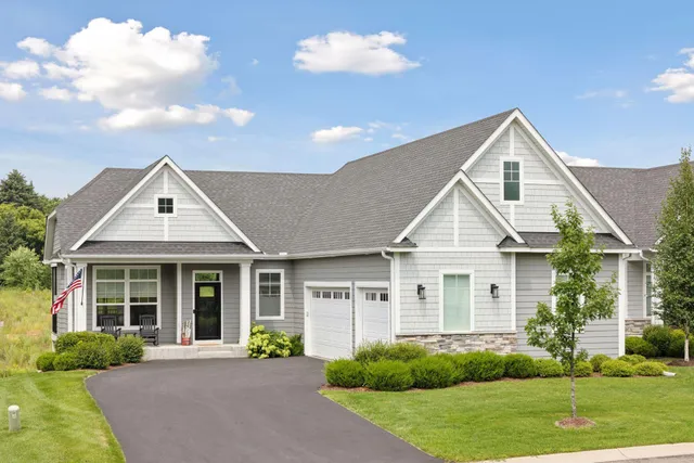 $734,900 | 25 Summit Farm Lane, Gem Lake, MN 55110