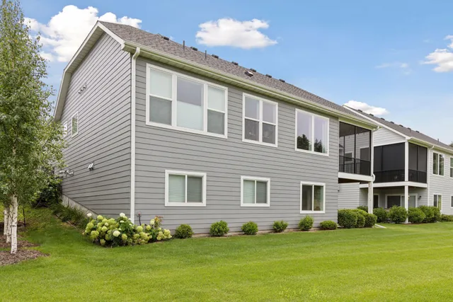 $734,900 | 25 Summit Farm Lane, Gem Lake, MN 55110