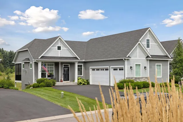 $734,900 | 25 Summit Farm Lane, Gem Lake, MN 55110