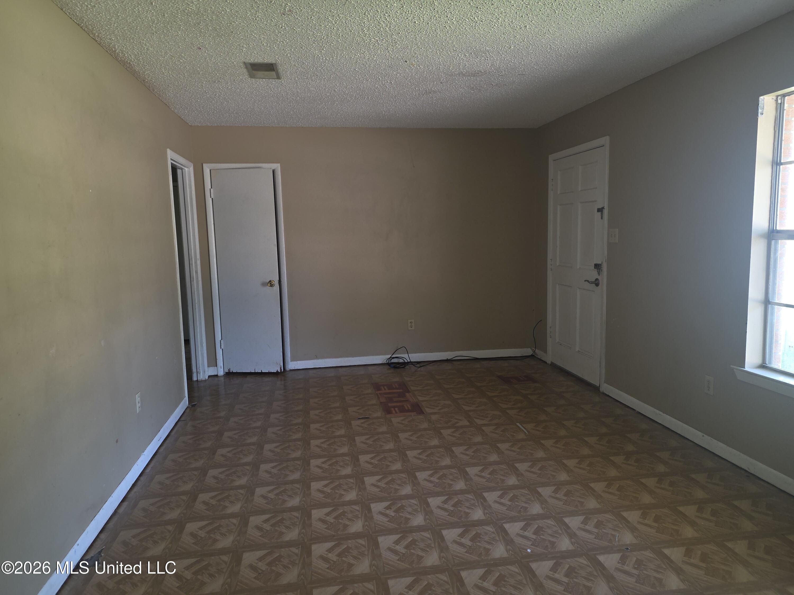 607 Temple Drive Gulfport, MS 39503 - Photo 11 of 28 Living room v4