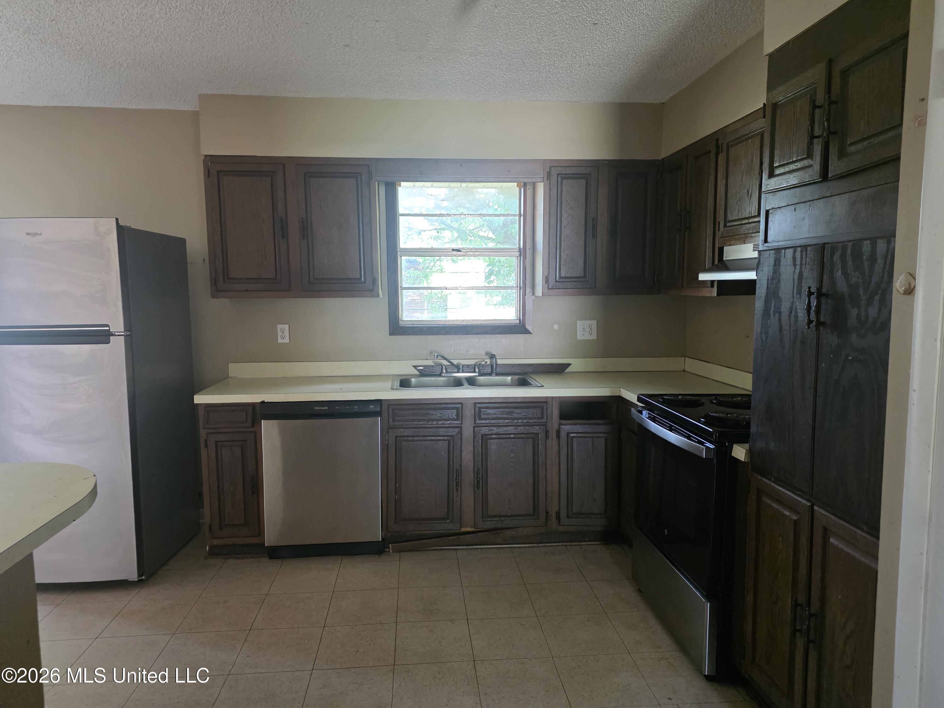 607 Temple Drive Gulfport, MS 39503 - Photo 3 of 28 Kitchen v1