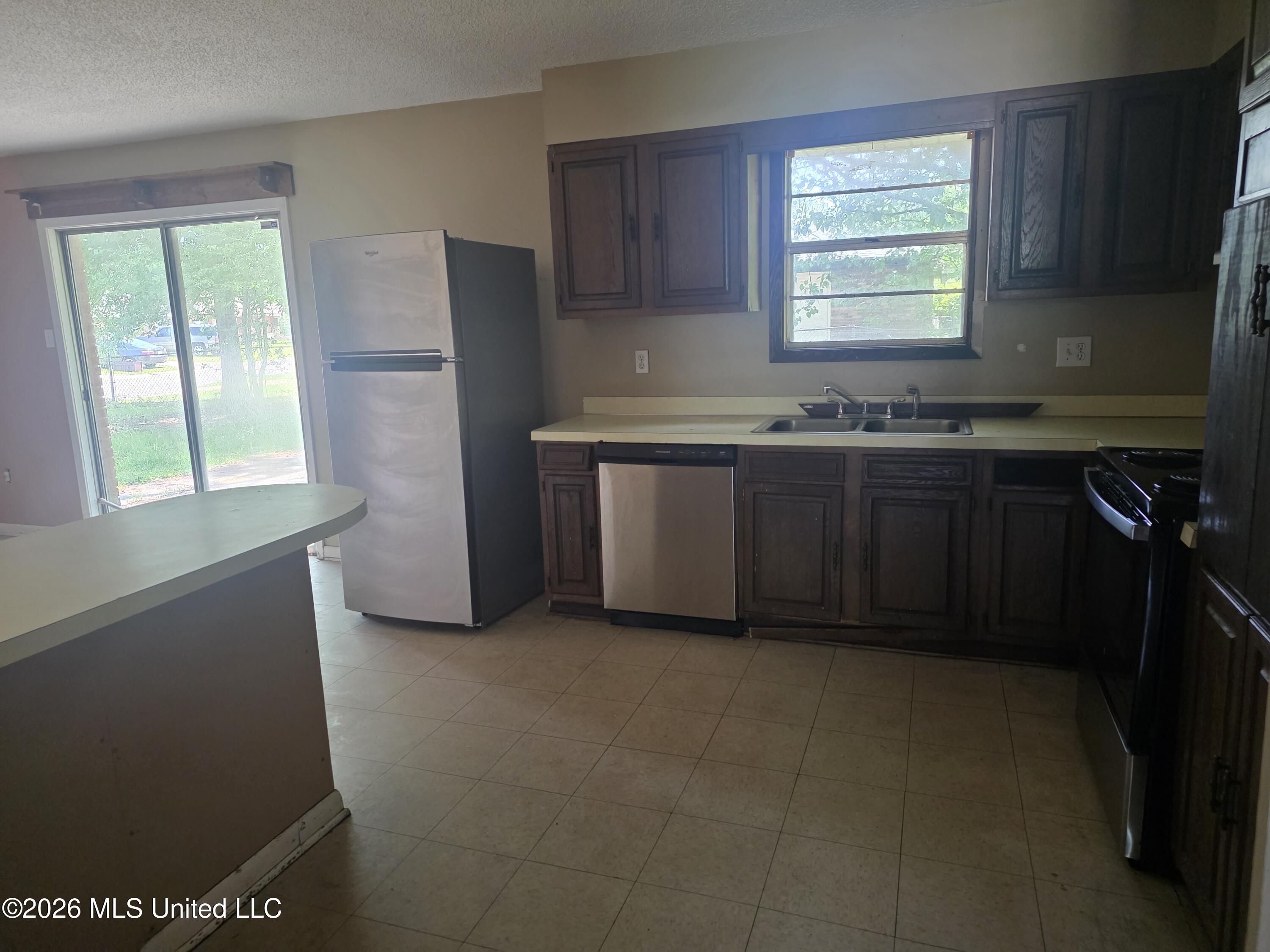 607 Temple Drive Gulfport, MS 39503 - Photo 4 of 28 Kitchen v2