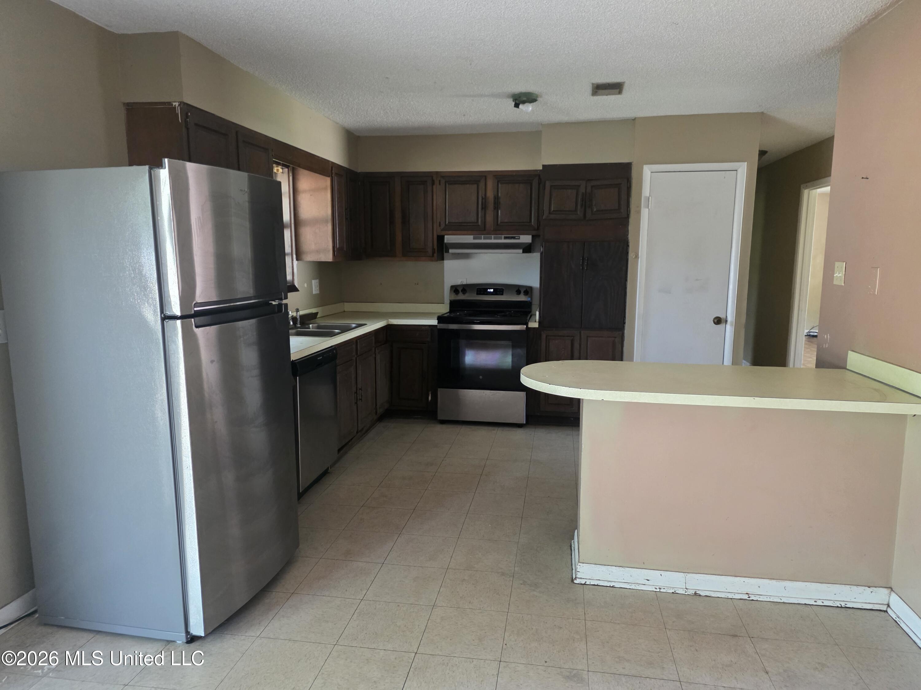 607 Temple Drive Gulfport, MS 39503 - Photo 5 of 28 Kitchen v3