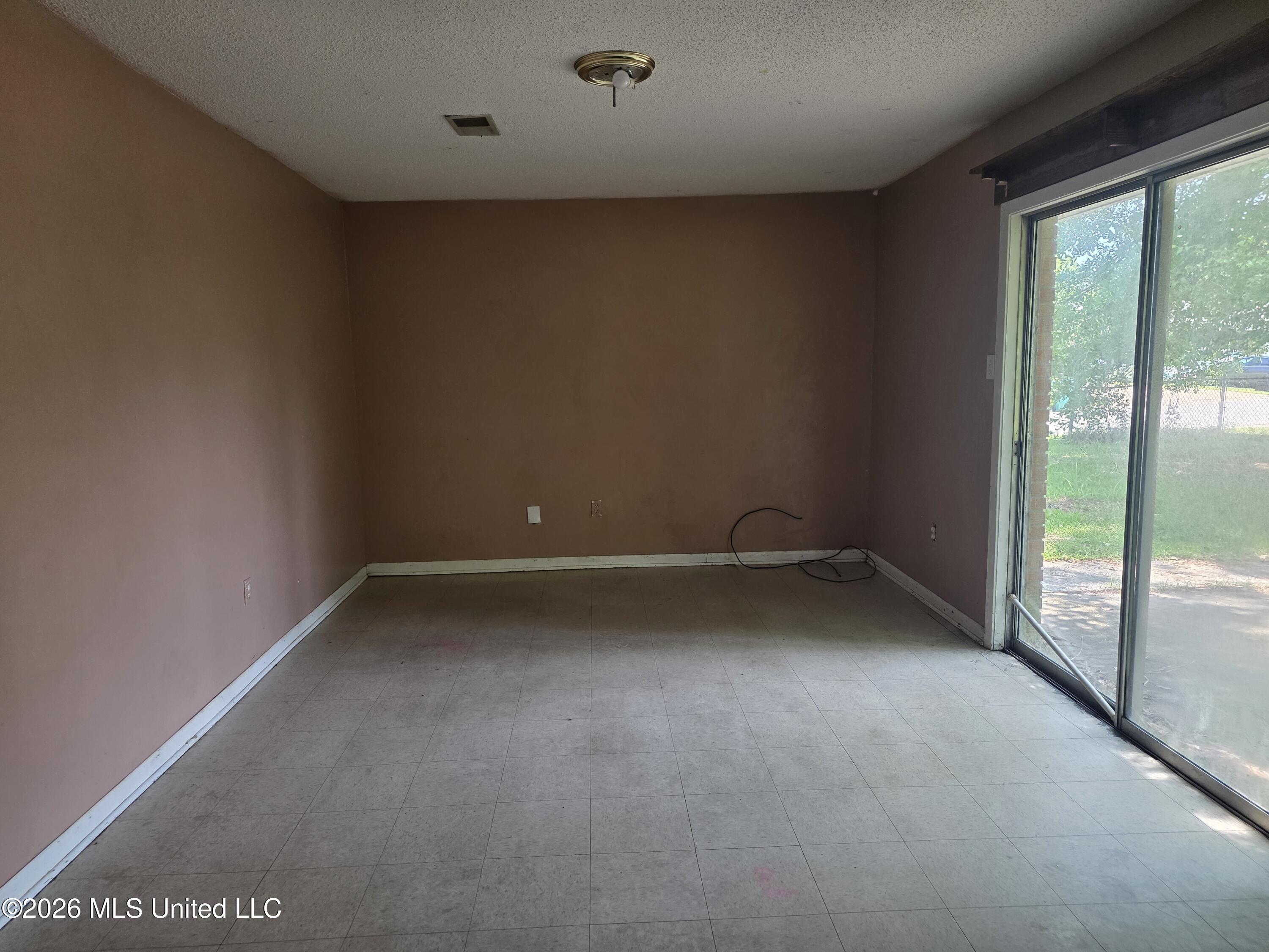 607 Temple Drive Gulfport, MS 39503 - Photo 6 of 28 Dining Room