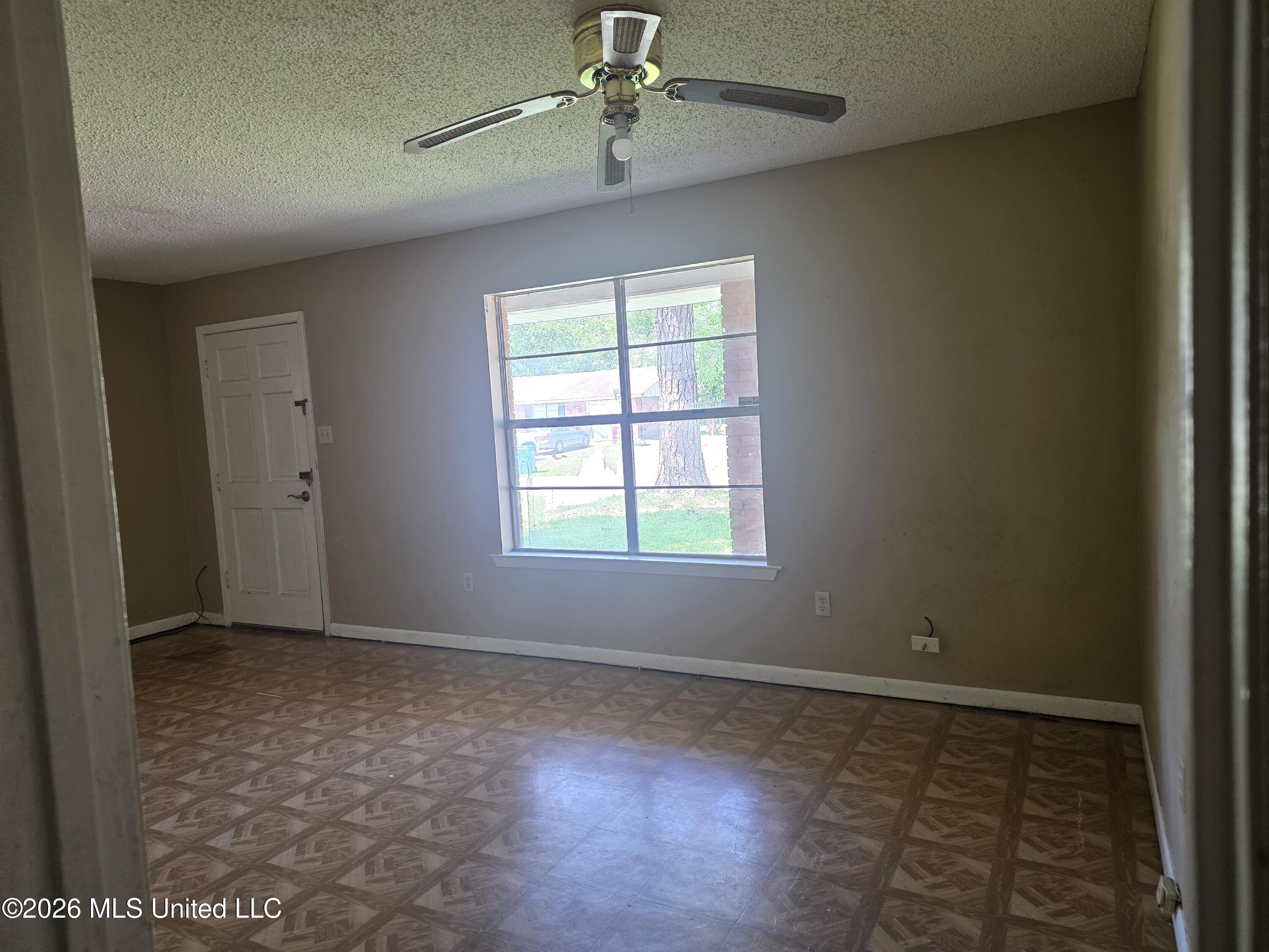 607 Temple Drive Gulfport, MS 39503 - Photo 8 of 28 Living room v1