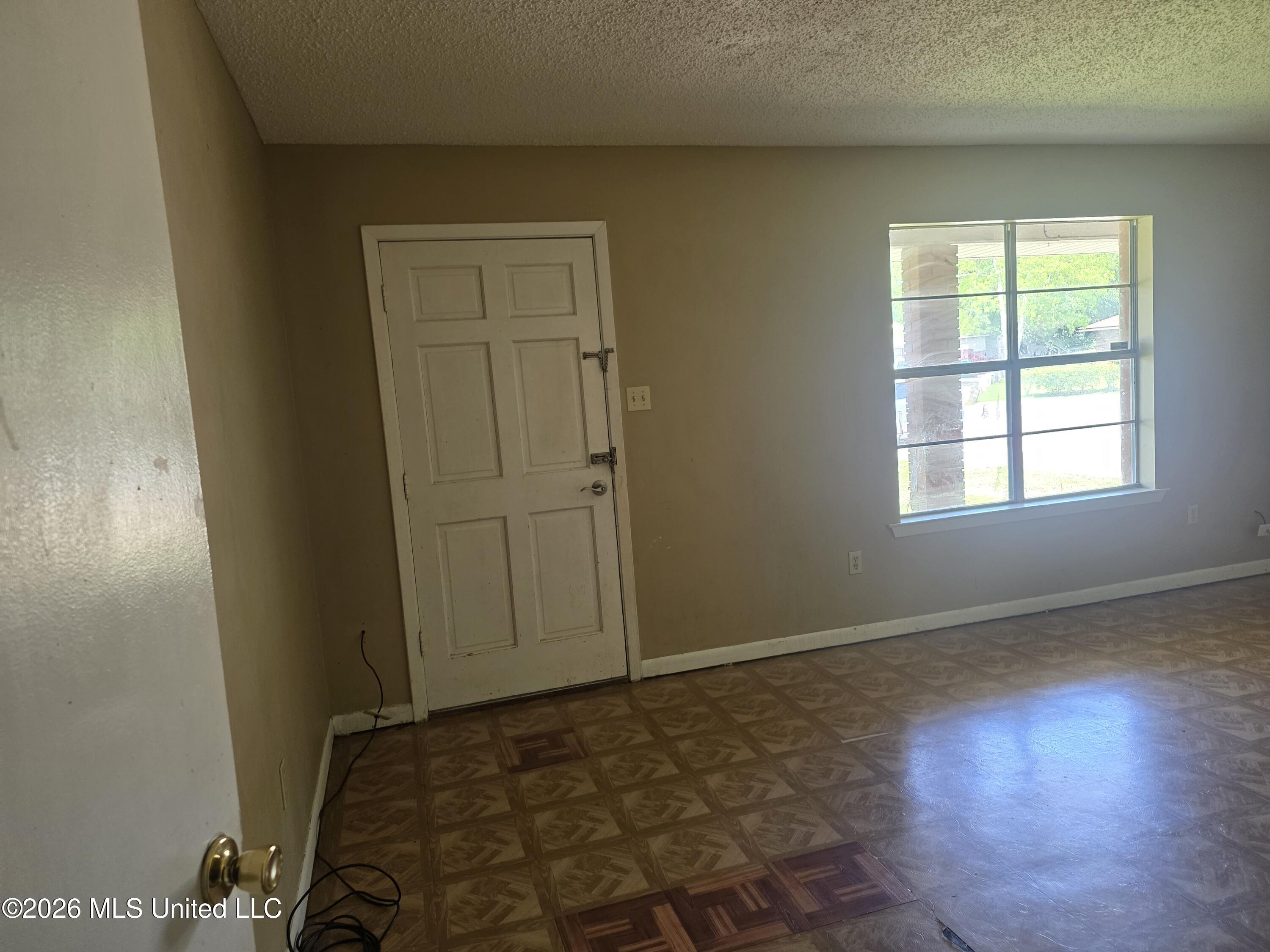 607 Temple Drive Gulfport, MS 39503 - Photo 9 of 28 Living room v2