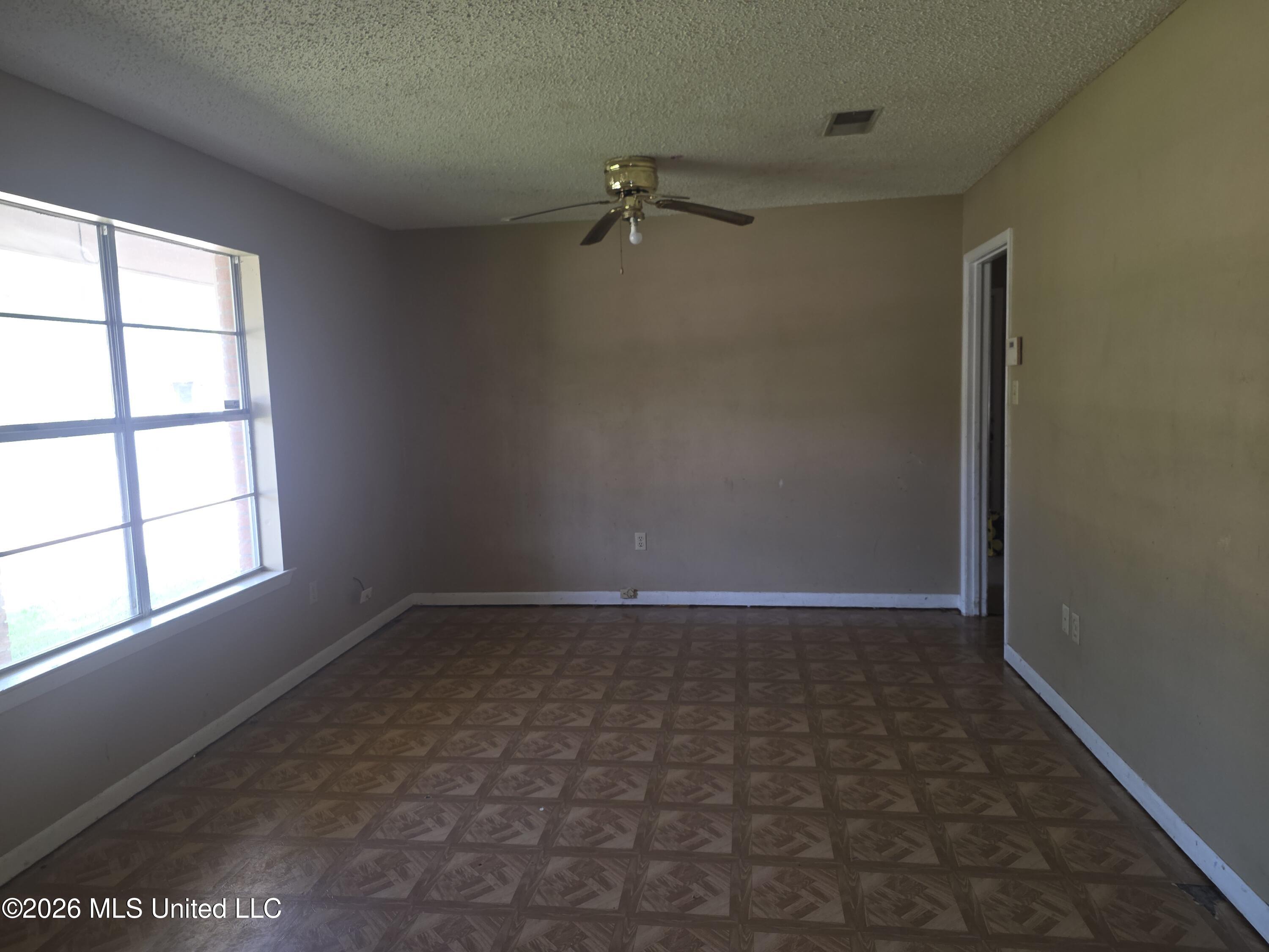 607 Temple Drive Gulfport, MS 39503 - Photo 10 of 28 Living room v3
