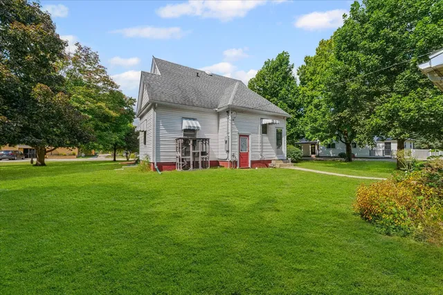 a view of a house with backyard