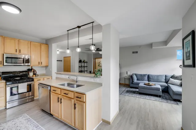 $1,900 | 2565 Franklin Avenue, Unit 207, St. Paul, MN 55114