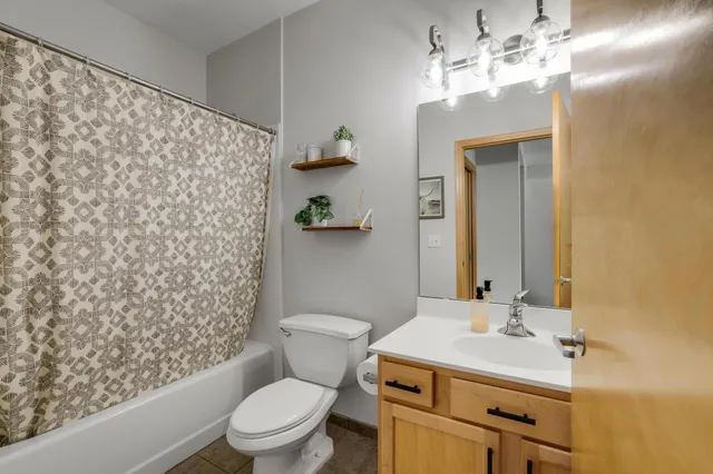 $1,900 | 2565 Franklin Avenue, Unit 207, St. Paul, MN 55114