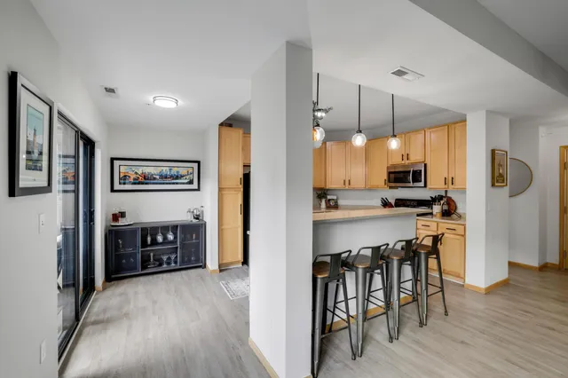 $1,900 | 2565 Franklin Avenue, Unit 207, St. Paul, MN 55114