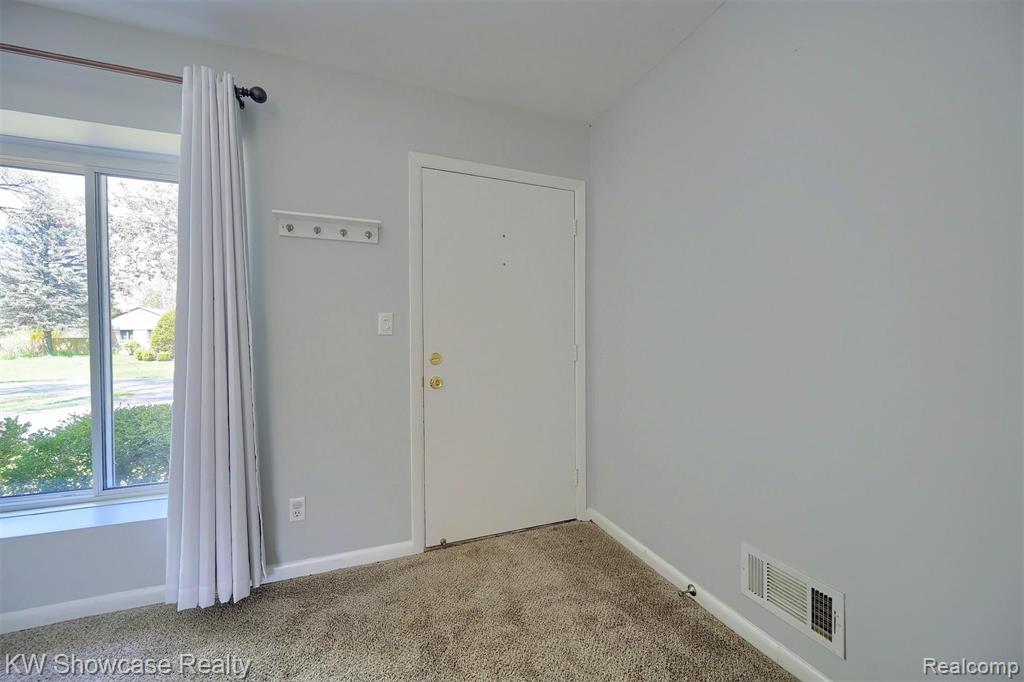 37711 Carson Street Farmington, MI 48331 - Photo 3 of 25