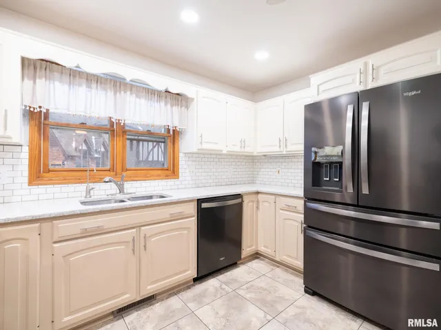 $380,000 | 221 Warrior Way, Germantown Hills, IL 61548