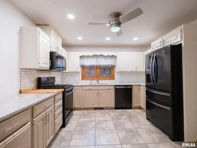 $380,000 | 221 Warrior Way, Germantown Hills, IL 61548