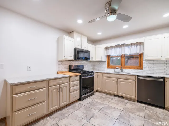 $380,000 | 221 Warrior Way, Germantown Hills, IL 61548