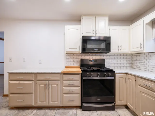 $380,000 | 221 Warrior Way, Germantown Hills, IL 61548