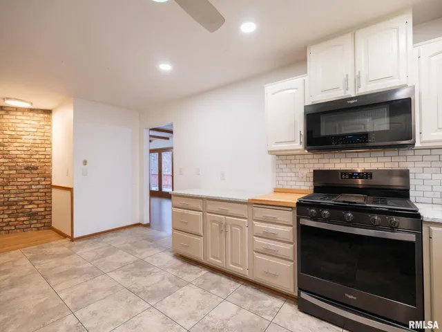 $380,000 | 221 Warrior Way, Germantown Hills, IL 61548