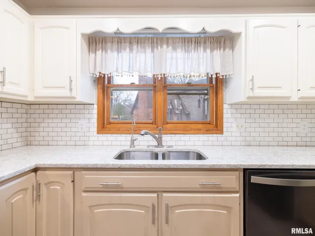 $380,000 | 221 Warrior Way, Germantown Hills, IL 61548