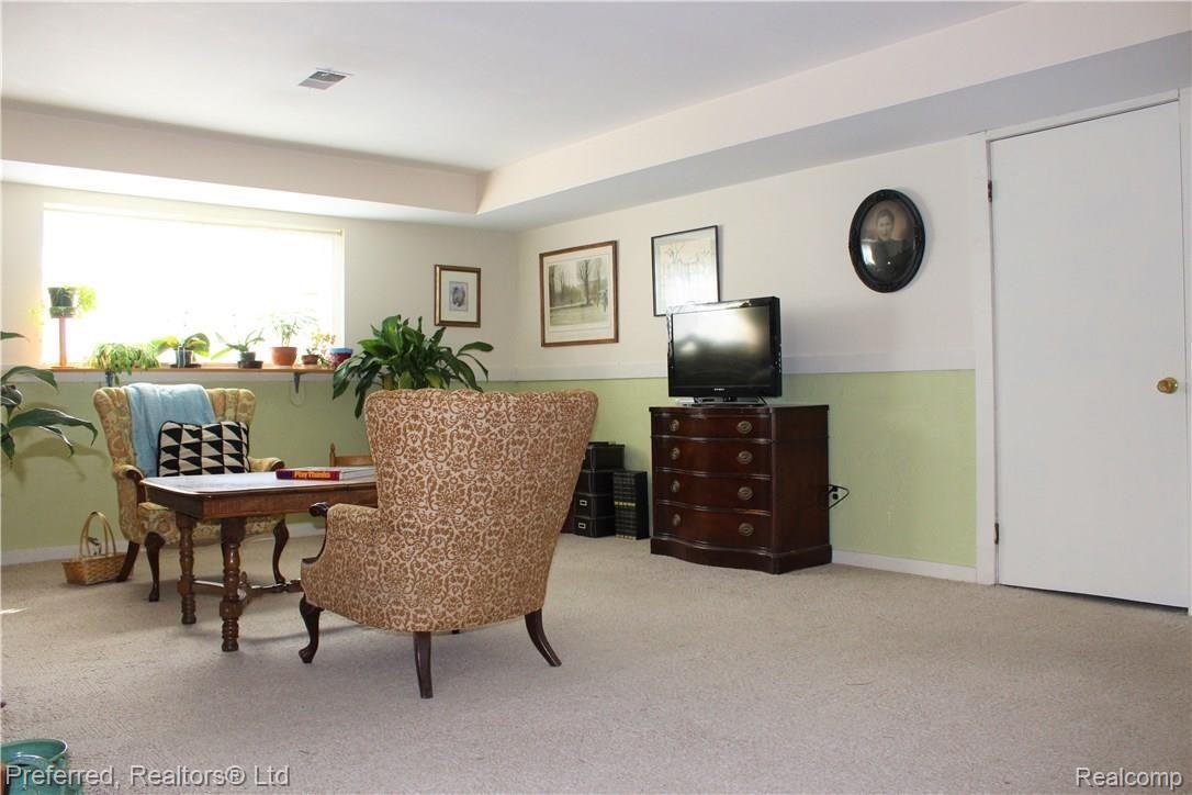 42949 Arlington Road Canton, MI 48187 - Photo 21 of 26 Family Rooom.JPG