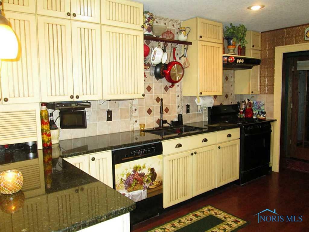 31 South River Road Waterville, OH 43566 - Photo 3 of 18 Kitchen.