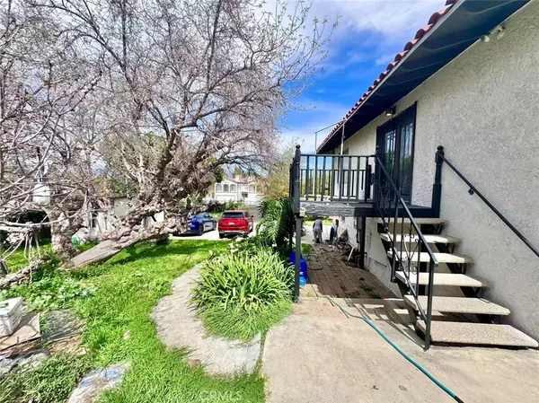 a view of house with front yard