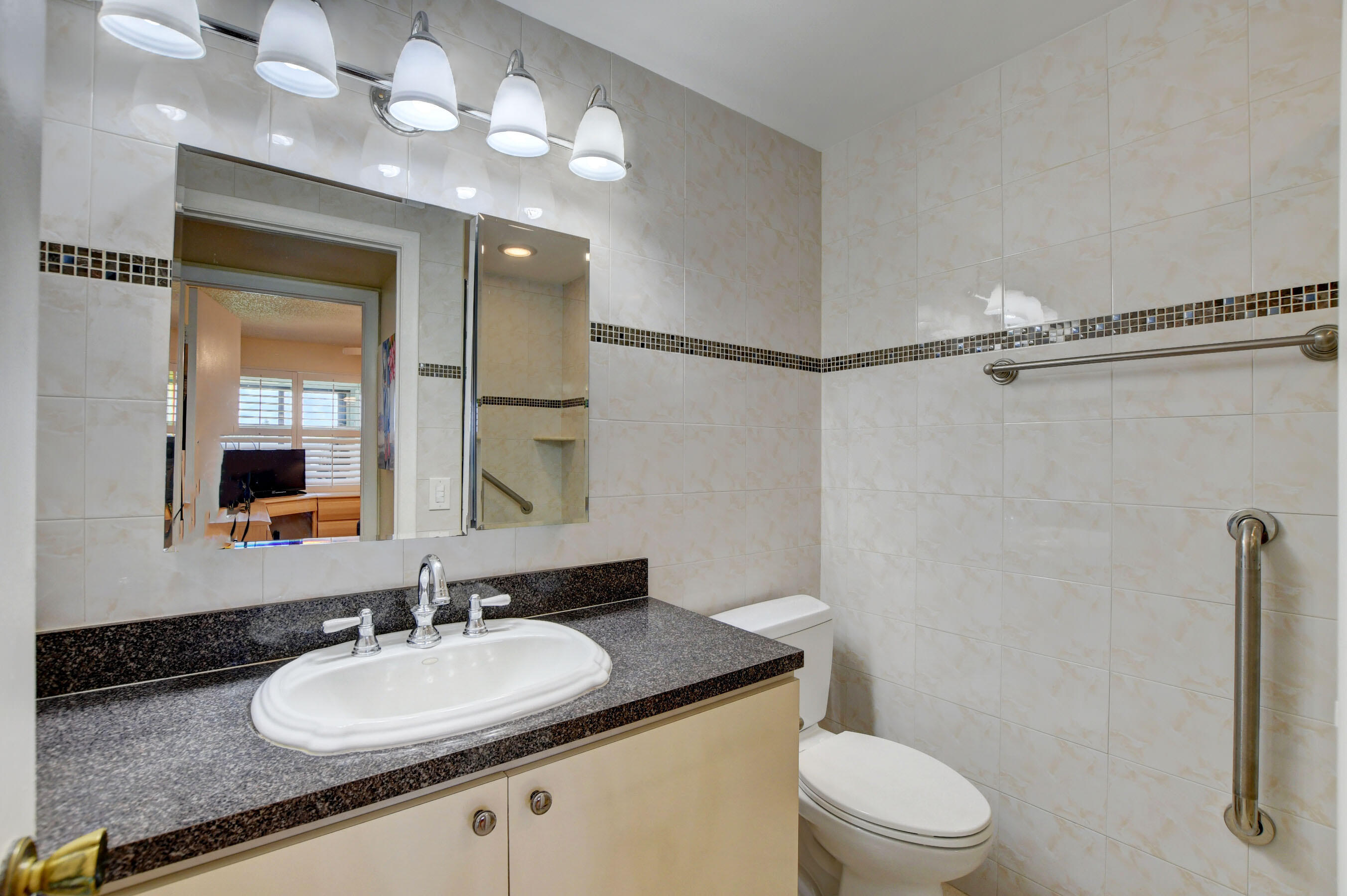 183 Normandy Lane Delray Beach, FL 33484 - Photo 12 of 37 Guest Bath