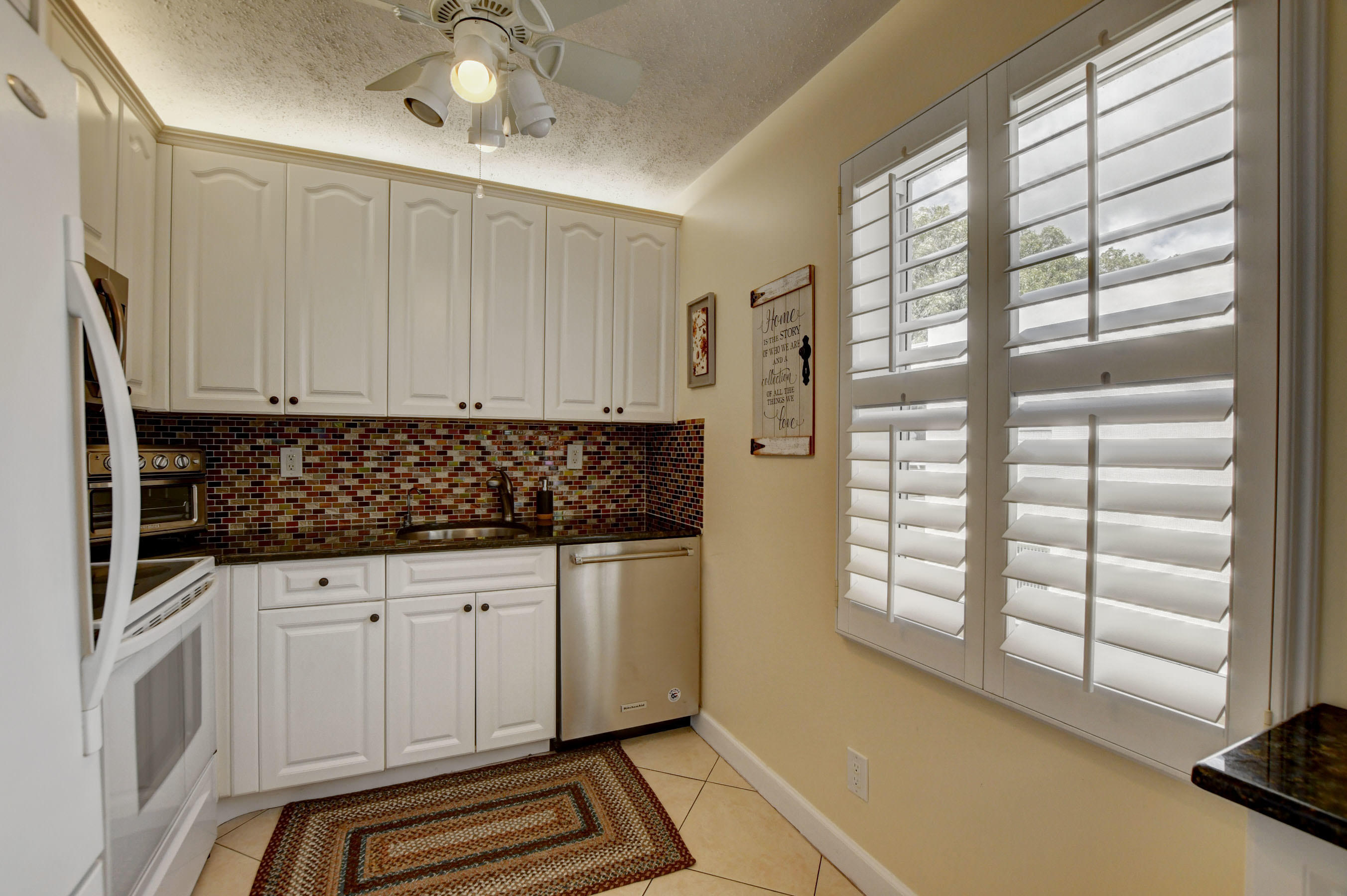 183 Normandy Lane Delray Beach, FL 33484 - Photo 6 of 37 Kitchen