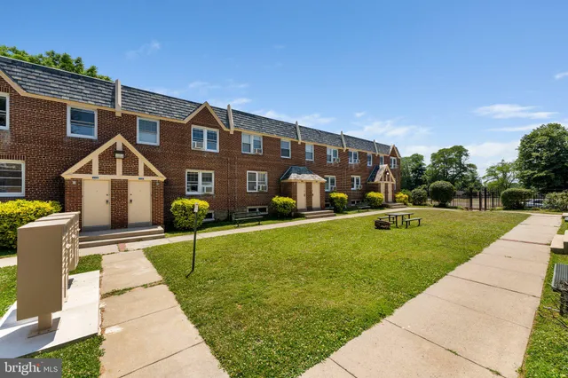 a front view of house with yard