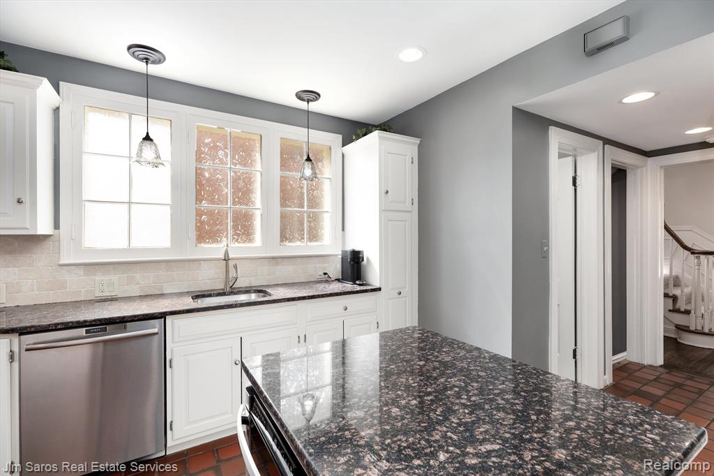 324 McMillan Road Grosse Pointe Farms, MI 48236 - Photo 12 of 40