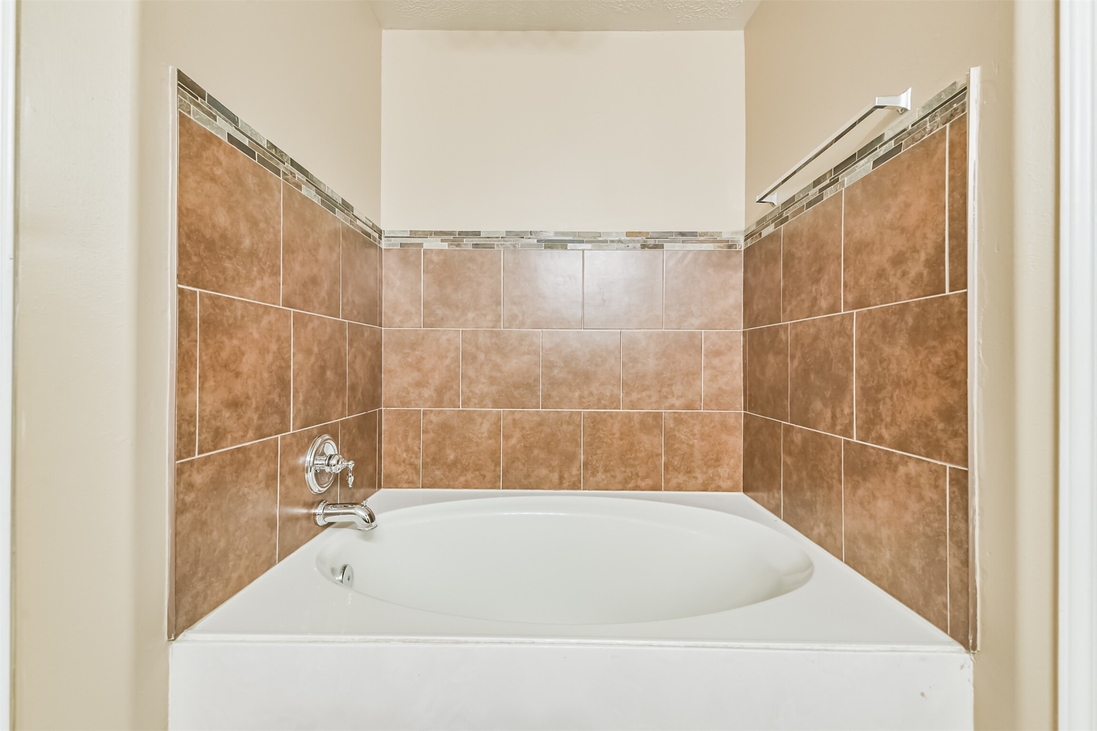 2415 Fox River Lane Spring, TX 77386 - Photo 21 of 34 a bathroom with a bathtub