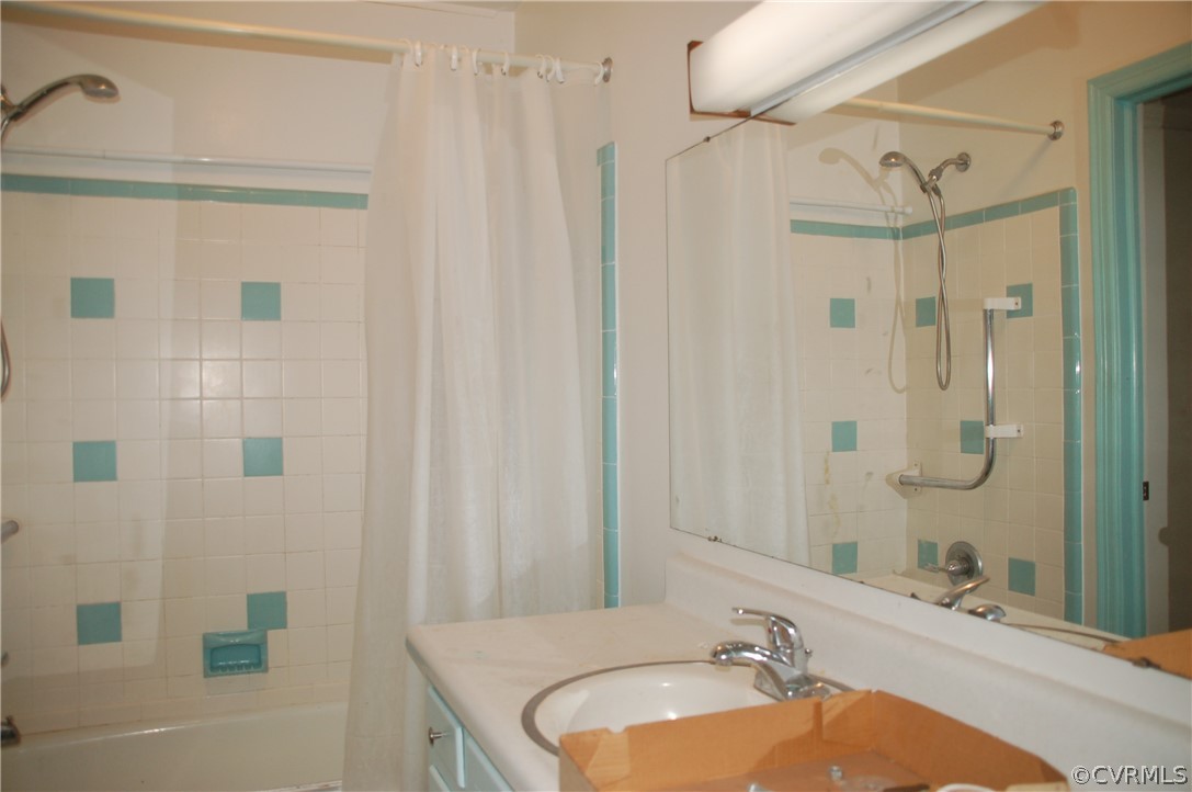 1213 Covington Road Colonial Heights, VA 23834 - Photo 28 of 33 a bathroom with a tub sink and mirror