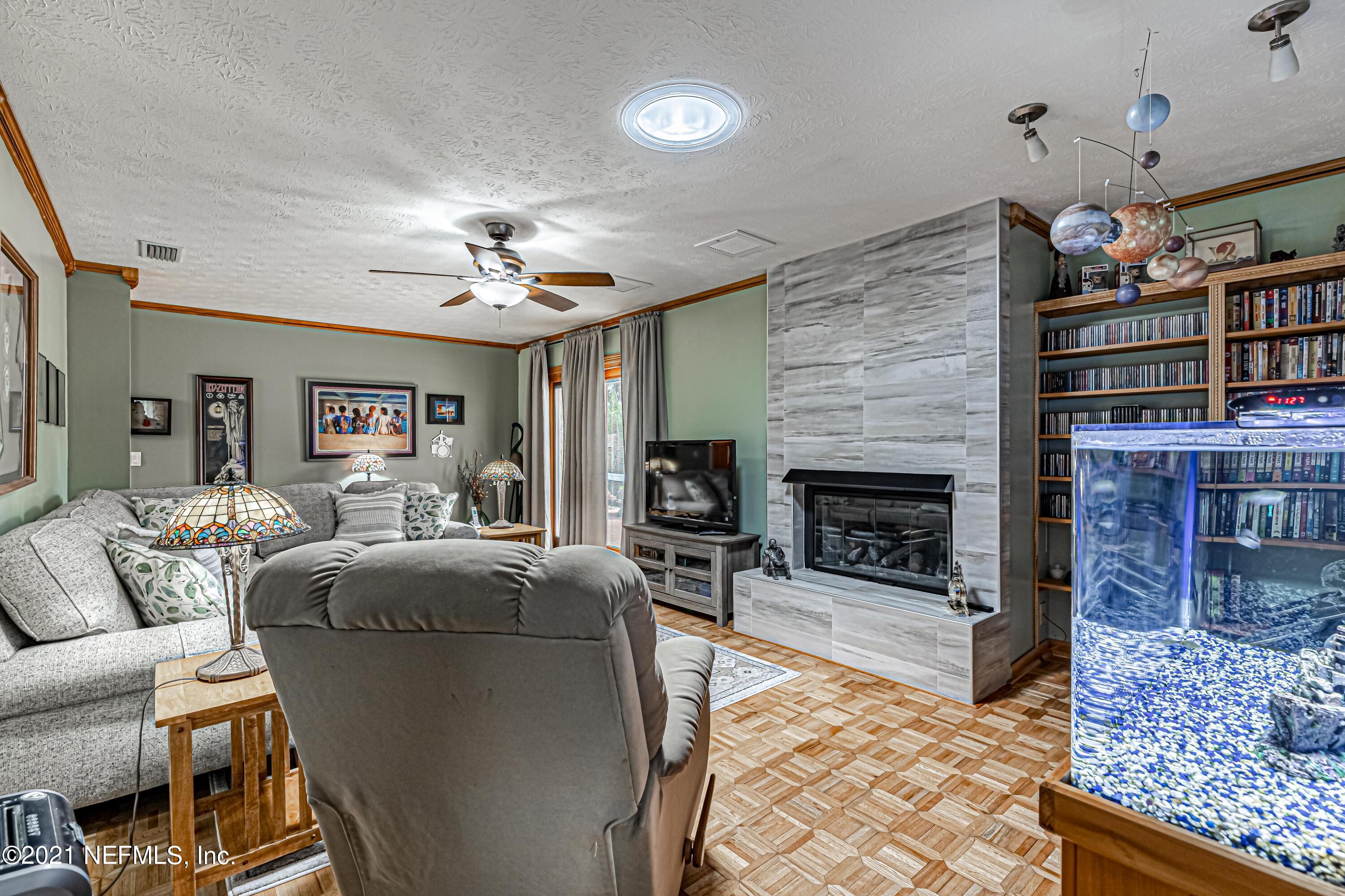 6656 Diane Road Jacksonville, FL 32277 - Photo 21 of 48 21-Living Room