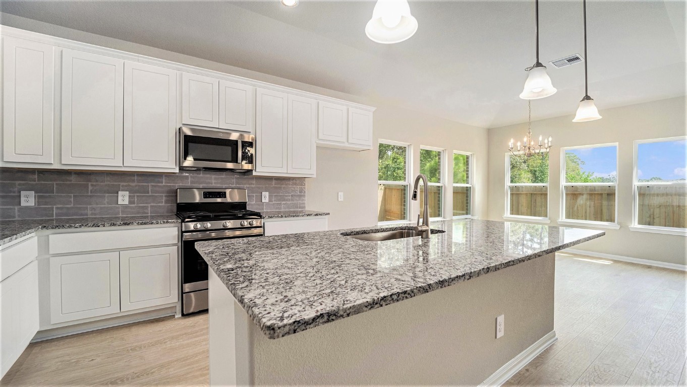 855 Waukegan Road Conroe, TX 77306 - Photo 3 of 28