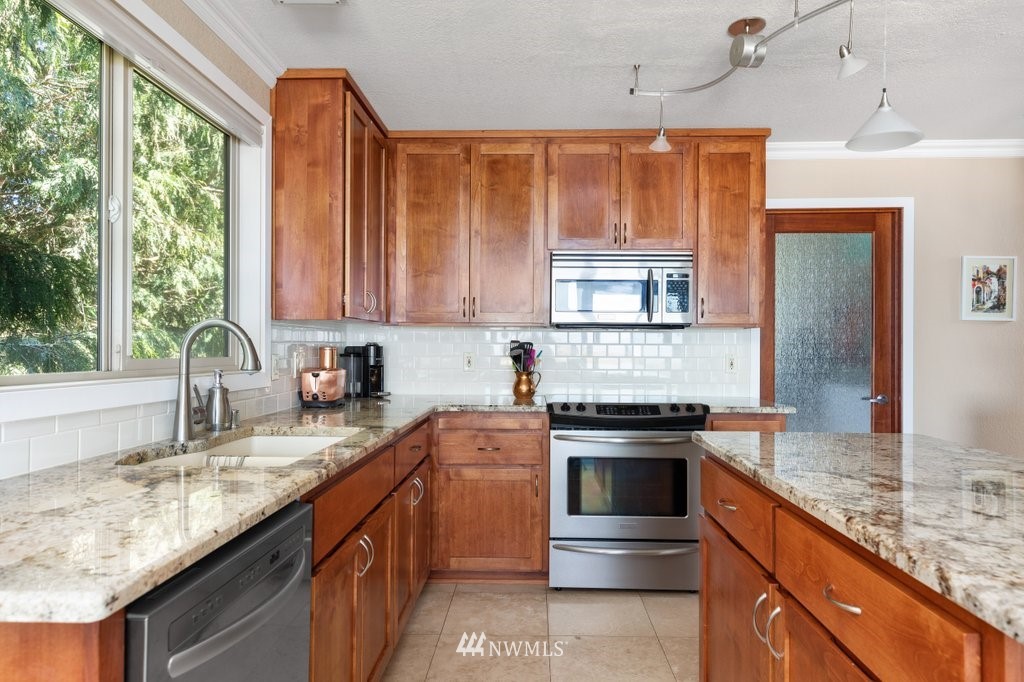 2185 West Beach Road Oak Harbor, WA 98277 - Photo 10 of 35 Gallery Image 10
