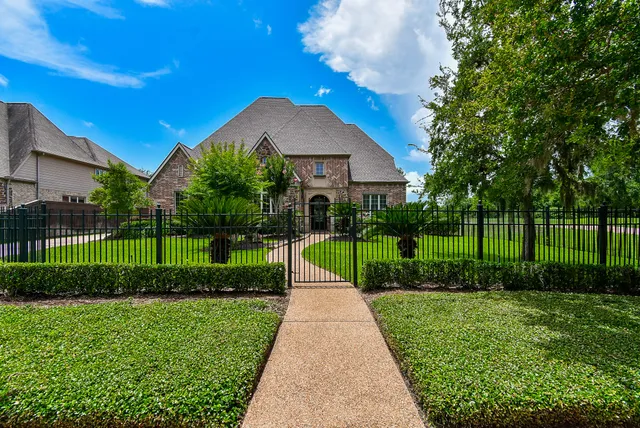 $895,000 | 10 Waters Lake Boulevard, Missouri City, TX 77459