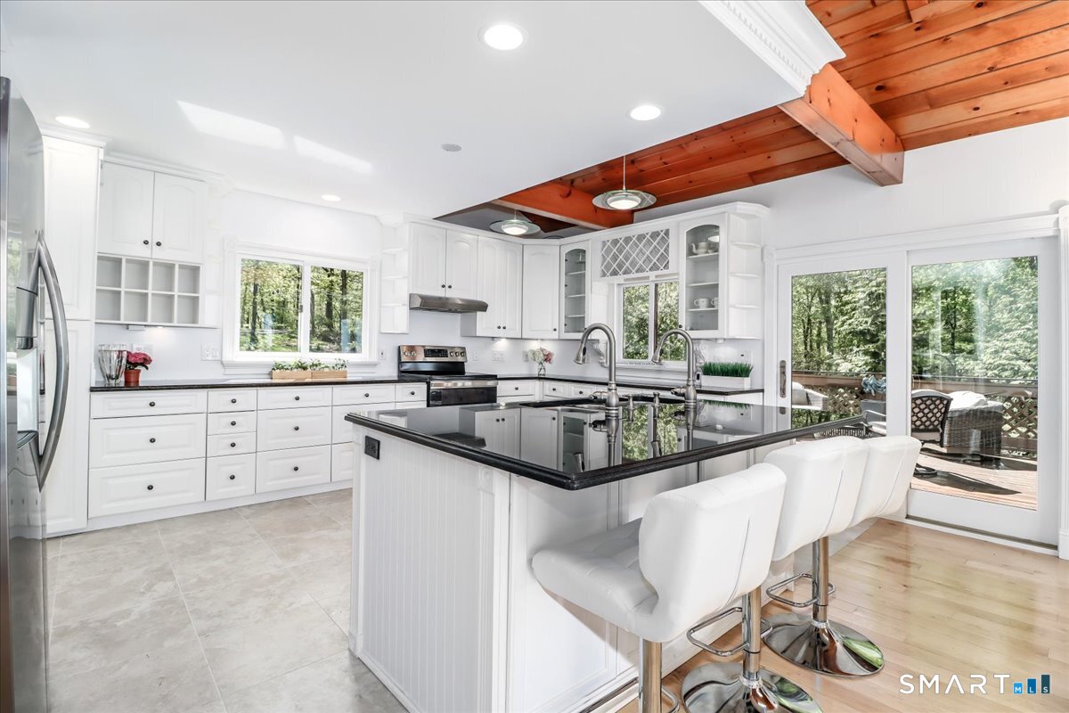 10 Hillcrest Court Ridgefield, CT 06877 - Photo 15 of 40 Striking chef's kitchen