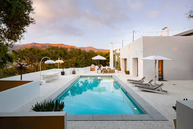 a view of a living room and kitchen