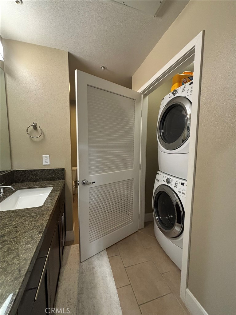 300 East 4th Street, Unit 422 Long Beach, CA 90802 - Photo 9 of 37 In master bathroom...