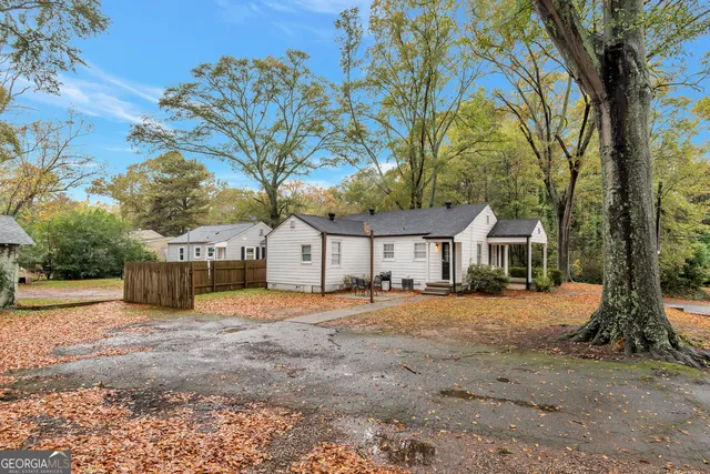 a view of a house with a yard