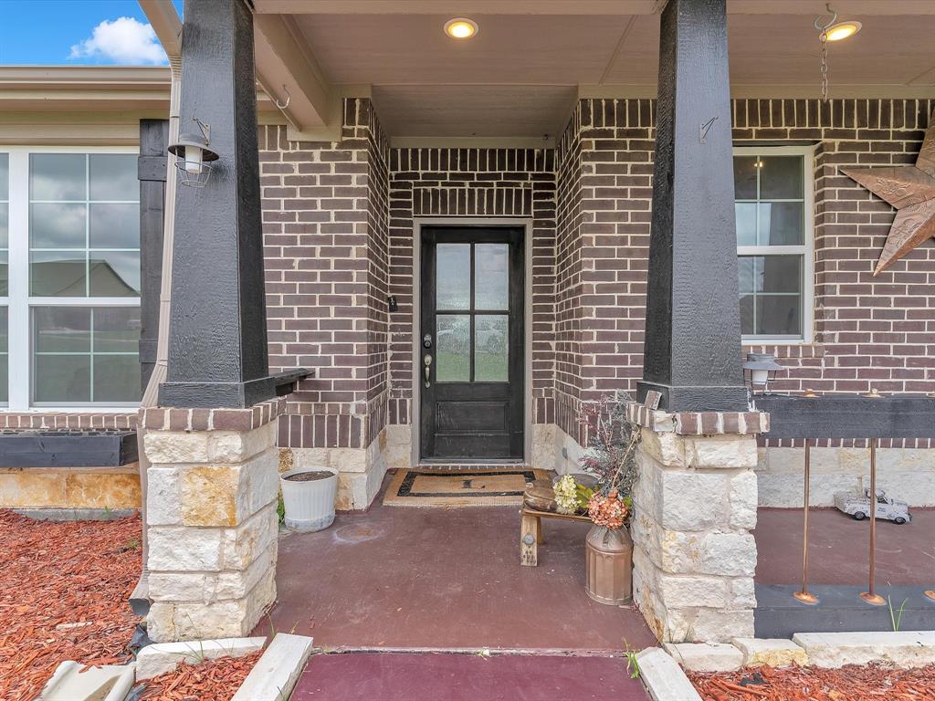 1013 Northern Oaks Court Springtown, TX 76082 - Photo 4 of 25