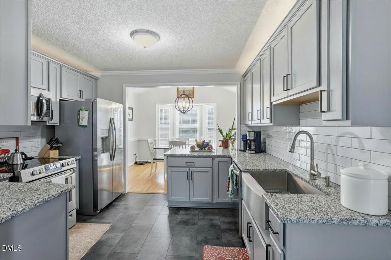 313 South Meadow Road Raleigh, NC 27603 - Photo 10 of 31 Firefly_Gemini Flash_Remove Christmas de