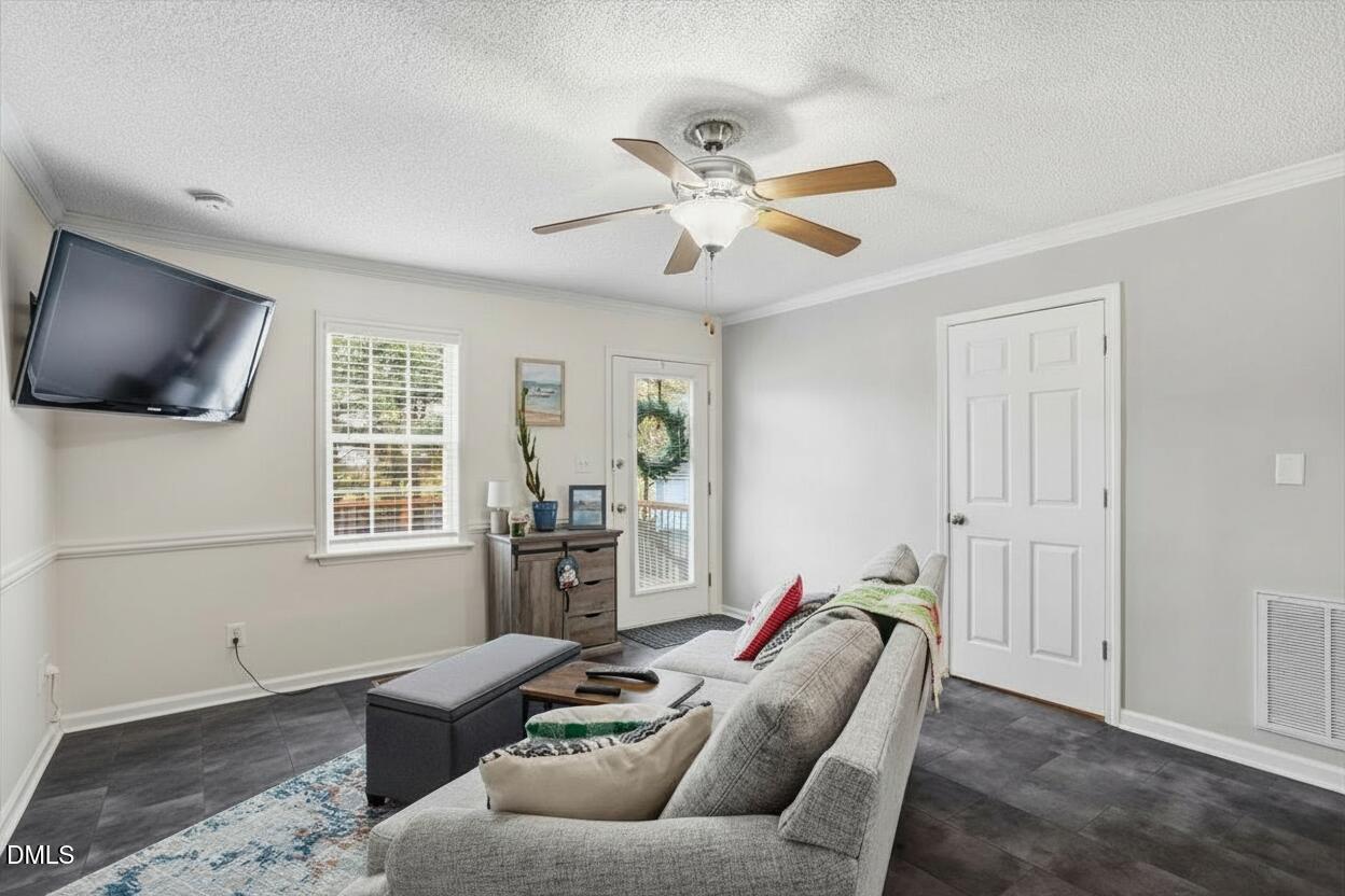 313 South Meadow Road Raleigh, NC 27603 - Photo 11 of 31 Firefly_Gemini Flash_Remove Christmas de