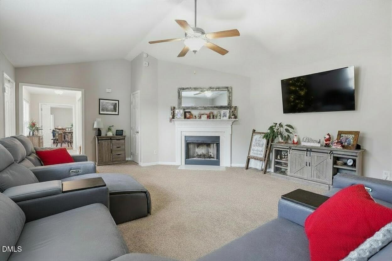 313 South Meadow Road Raleigh, NC 27603 - Photo 5 of 31 Firefly_Gemini Flash_Remove Christmas de