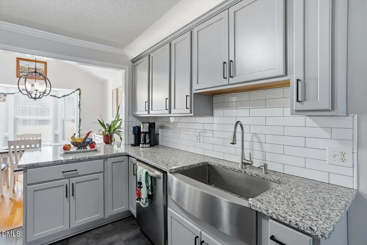 313 South Meadow Road Raleigh, NC 27603 - Photo 7 of 31 Firefly_Gemini Flash_Remove Christmas de