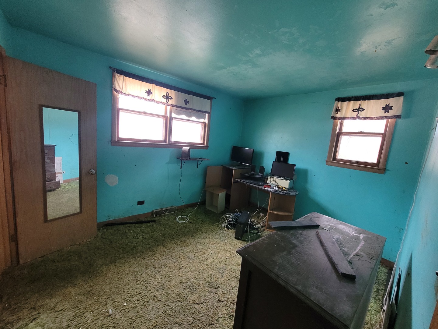 14340 Kostner Avenue Midlothian, IL 60445 - Photo 8 of 15 a room with furniture and a window