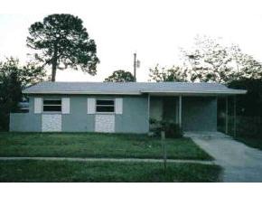 809815 Poplar Melbourne, FL 32901 - Photo 2 of 5 a view of a back yard of the house