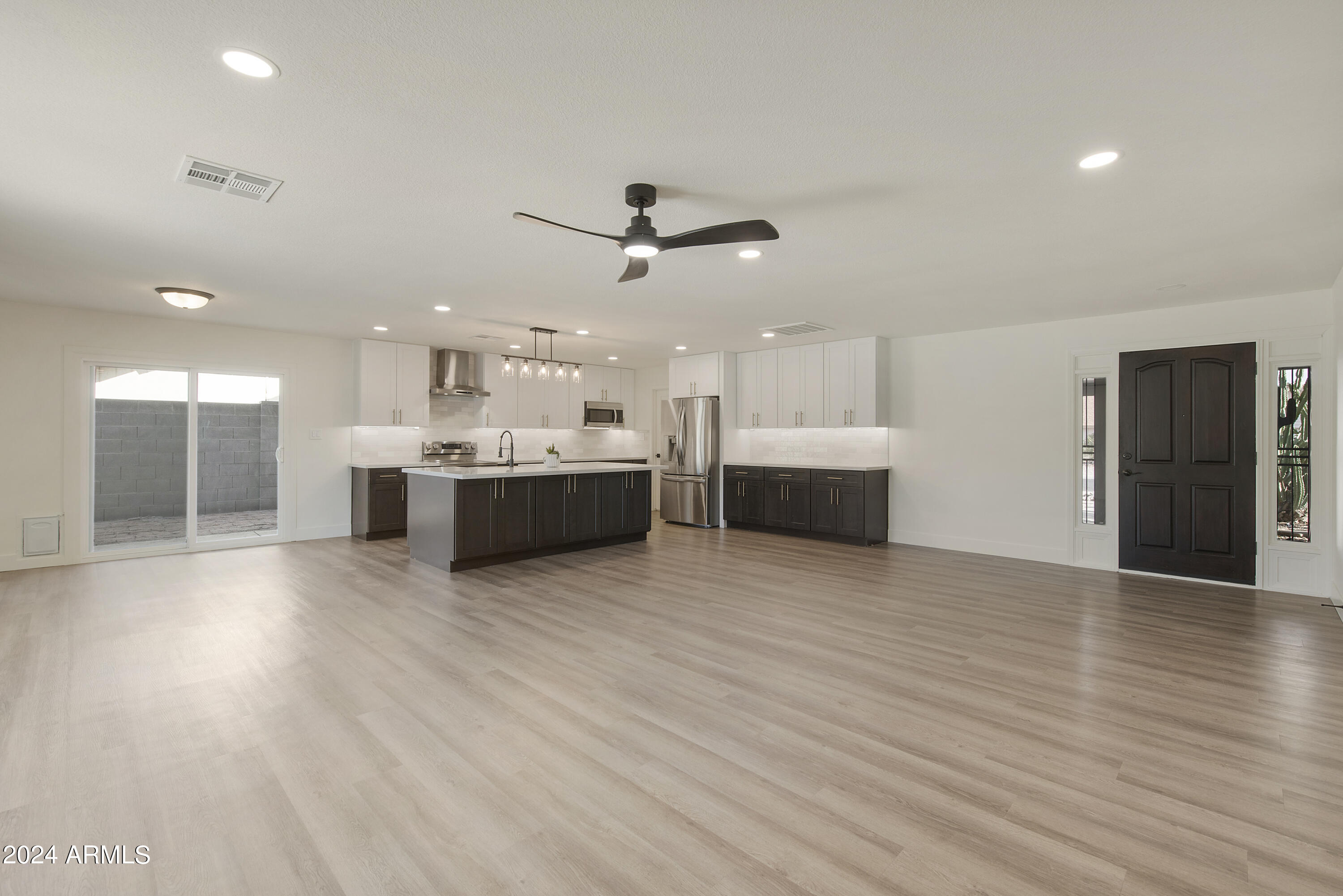 3968 West Hearn Road Phoenix, AZ 85053 - Photo 13 of 39 3968 W HEARN RD, Phoenix - Living Room