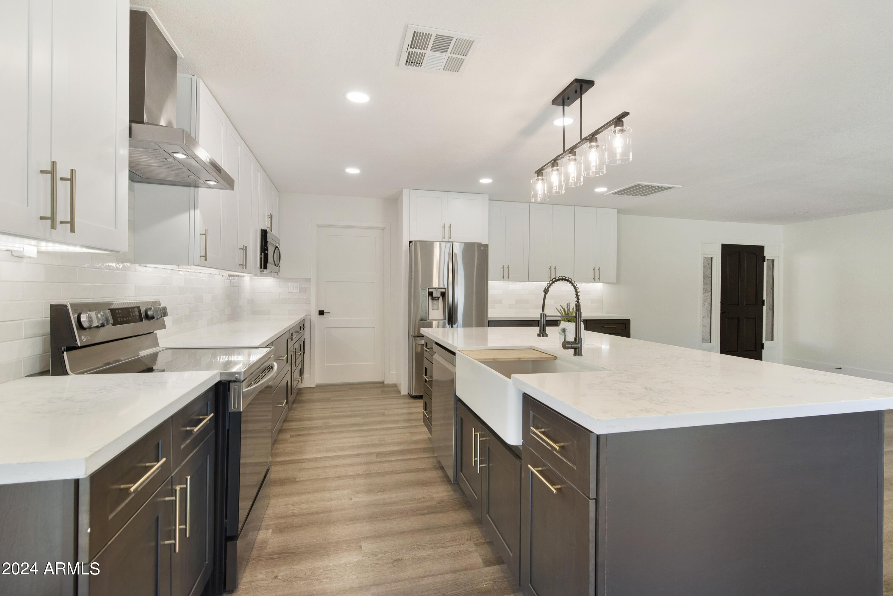 3968 West Hearn Road Phoenix, AZ 85053 - Photo 15 of 39 3968 W HEARN RD, Phoenix - Kitchen