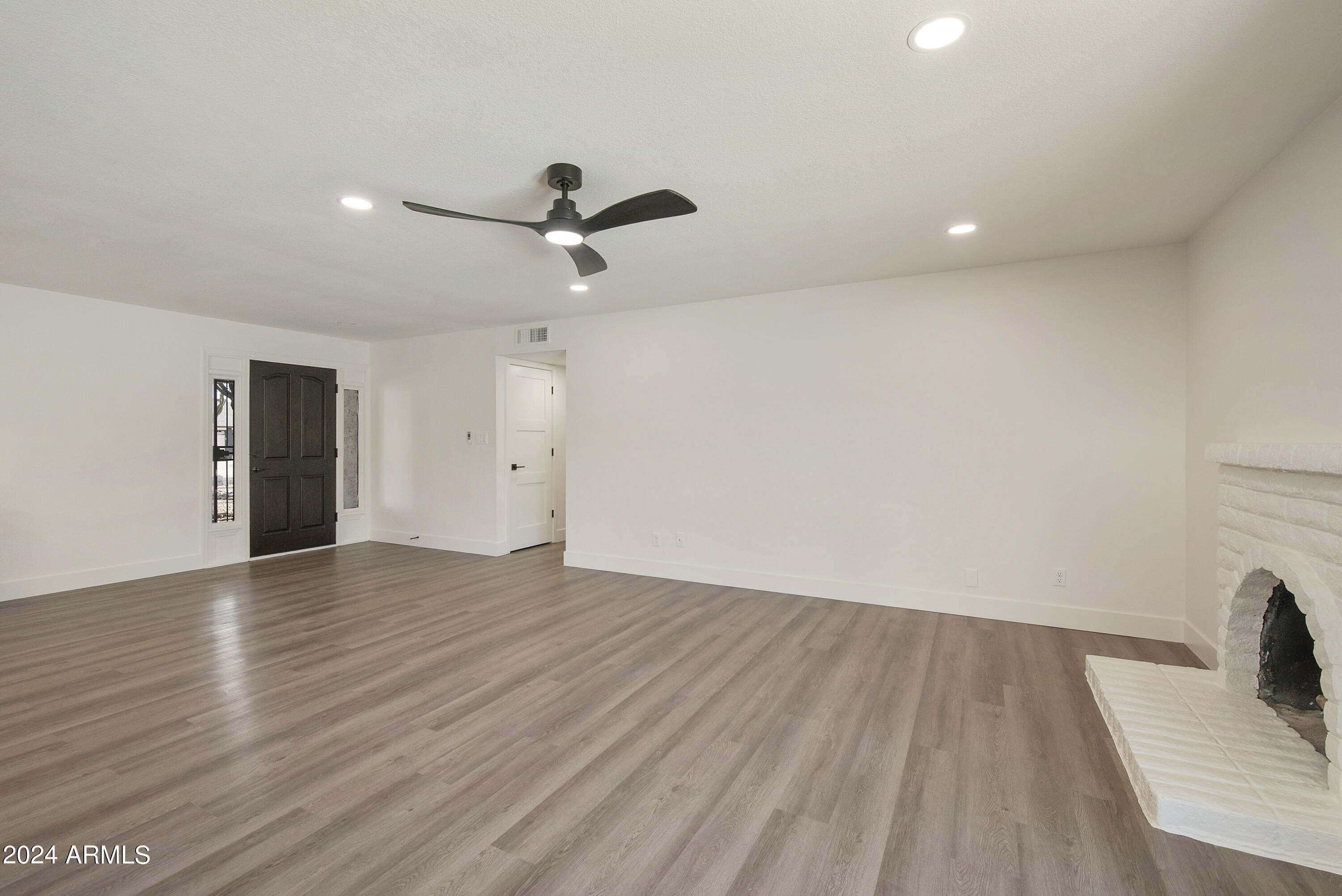 3968 West Hearn Road Phoenix, AZ 85053 - Photo 16 of 39 3968 W HEARN RD, Phoenix - Living room