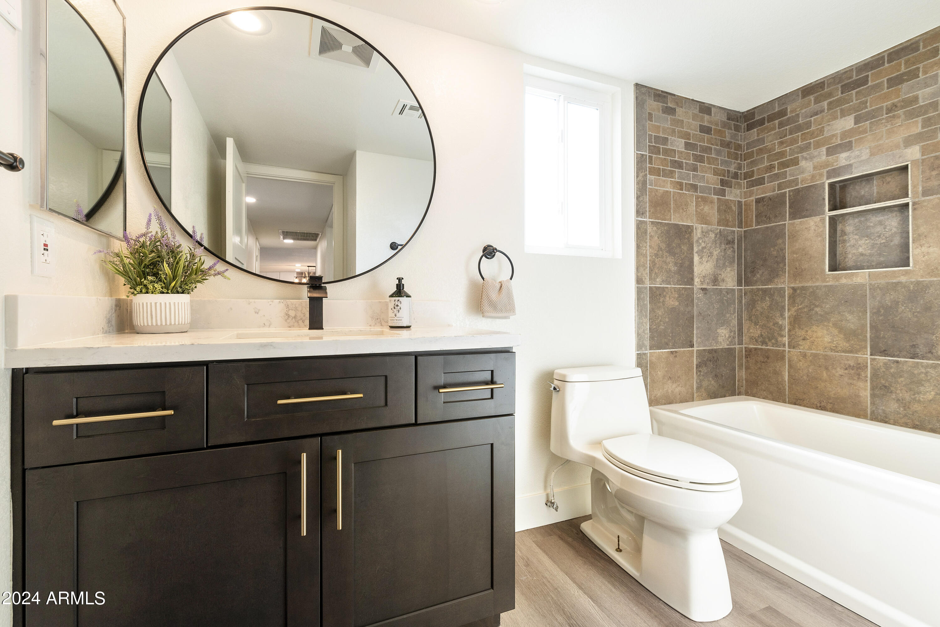 3968 West Hearn Road Phoenix, AZ 85053 - Photo 25 of 39 3968 W HEARN RD, Phoenix - Guest Bath